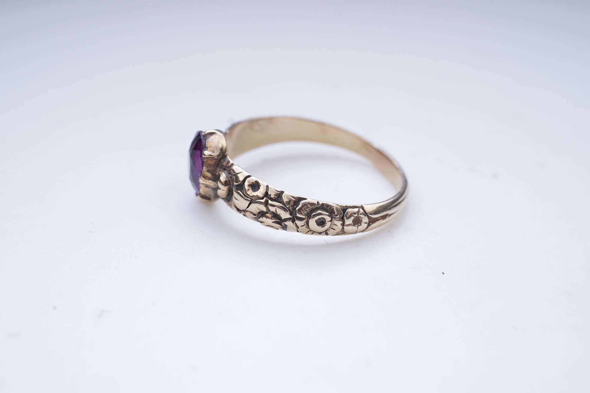 A garnet ring with carved floral gold band, 19th century
